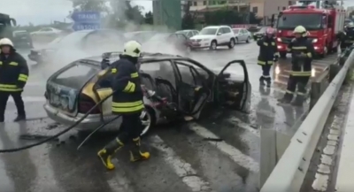 Durrës, “Benz-i” përfshihet nga flakët në ecje e sipër