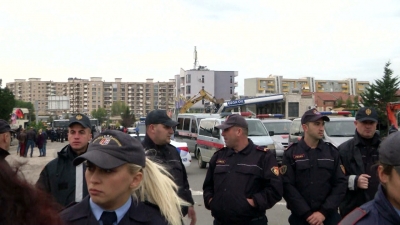 Serish terror/ Policia rrethon sërish Astirin, bllokon rrugën tek Unaza e Re, qytetarët nuk lejohet të kalojnë