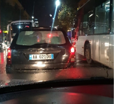 Trafiku rrugor në Tiranë kalon në kolaps, bllokohet qarkullimi në të gjitha rrugët kryesore