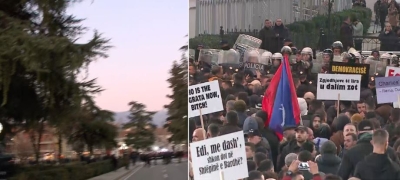 “Këtu, vendi i shqiptarëve”/ Protestuesit thirrje policisë nga jashtë Kuvendit: Dorëzoni uniformat e kapelet!