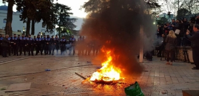 Frikë te deputetët e mazhorancës, nuk dinë si do dalin nga Parlamenti