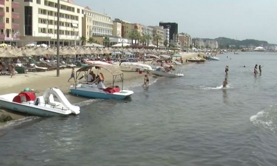 Nxirret trupi i pajetë i një të moshuari nga deti në plazhin e Durrësit