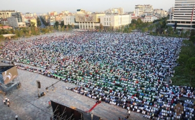 Besimtarët myslimanë falin namazin e Fitër Bajramit