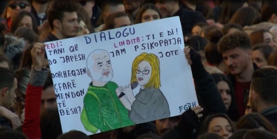 Ja kënga që studentët i kanë bërë Ramës "i falimentuar dhe fare vetëm..."