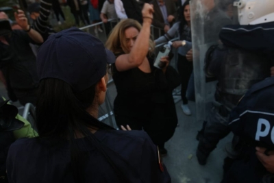 Dhuna ndaj protestuesve/ Policia e pushtetit godet deputeten e PD-së Albana Vokshi