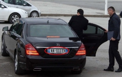 Bashkëshorti i kryebashkiakes së PS i jep makinën Bashës, paguan edhe 'gjobën' te...kunati