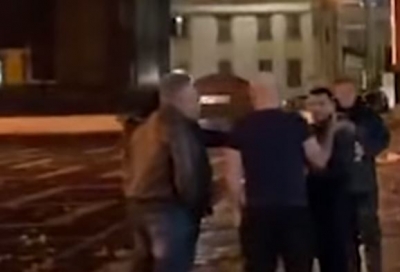 “Të q*fsha motrën, by***ir m*ti/Laert Vasili sulmohet nga aktorë të Aleancës për Mbrojtjen e Teatrit: Na grise posterin… (VIDEO)