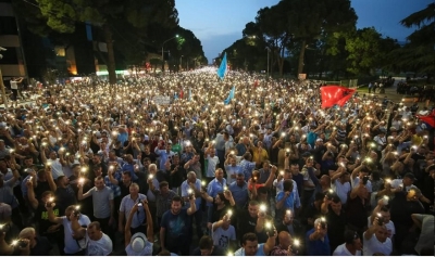 Kriza politike në Shqipëri, Euronews e raporton në 10 gjuhë të botës