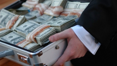 Grabitjet në Rinas zbulojnë rastësisht milionat që bankat nxjerrin jashtë