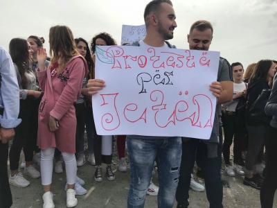 Studentët e Durrësit bojkot total dhe protestë