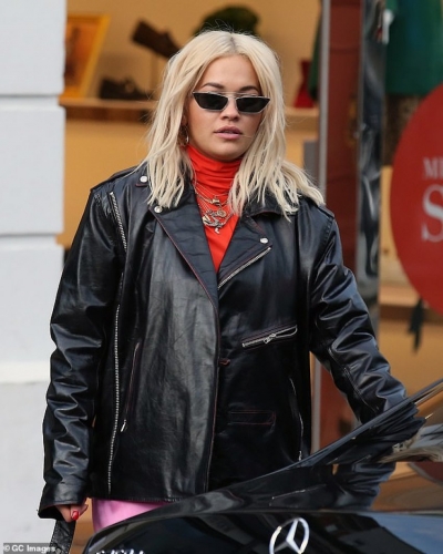 Rita Ora harron të hekurosë fustanin!