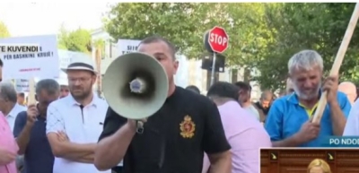 Thumanë-Kashar ‘zhvendoset’ në Kuvend/ Protestuesit: Rama fshihet si mi! Nuk ngopet me para, në burg do i marrësh maskara!