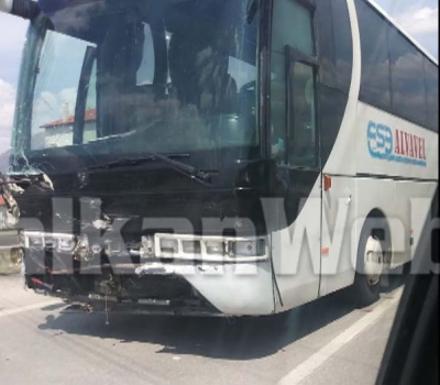 “Range Rover-i” përplaset me 2 autobusë të linjës Korçë-Kapshticë