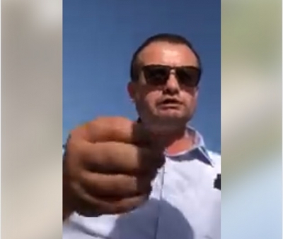 Video/ Protesta e opozitës, zyrtari i policisë dhunon gazetarin