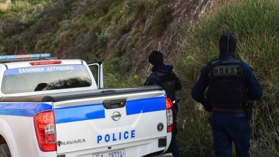 FOTO/Përplasja me armë zjarri mes shqiptarëve dhe policisë greke. Pranga çiftit nga Shqipëria. Ja për çfarë akuzohen