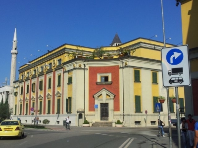 Skandali/ Drejtorë të Bashkisë Tiranë pastrojnë para me licensa taksie