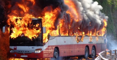 Merr flakë në lëvizje autobusi urban në Tiranë