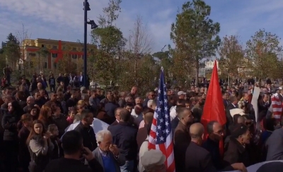 Banorët protestë para Bashkisë, iu bashkohen edhe këshilltarët e djathtë