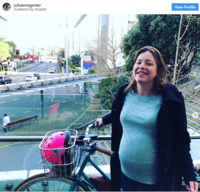Ministrja shkon me biçikletë në maternitet për të lindur foshnjën e saj të parë