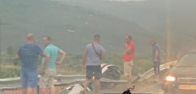 Aksident i frikshëm/ Makina del nga rruga dhe përfundon mbi çatinë e një shtëpie