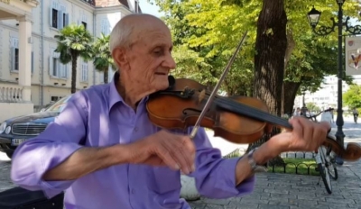 Bujku violonist, 70 e një vite i dashuruar me muzikën