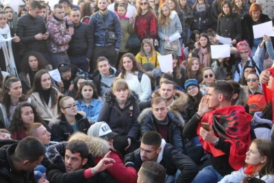 Studentët nuk i ndalin protesta, nesër mblidhen përpara Parlamentit