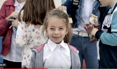 Drama e fëmijëve shqiptarë/ 8-vjeçarja: Ndihmoni shoqen time, është e varfër, i jap bukë në...