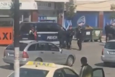 Dalin pamjet/ Çfarë ndodhi sot në mes të Lezhës, polici qëllon me armë