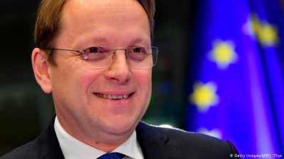 Eurokomisioneri për zgjermin në Tiranë: Adresoni shqetësimet e vendeve që bllokuan negociatat në tetor