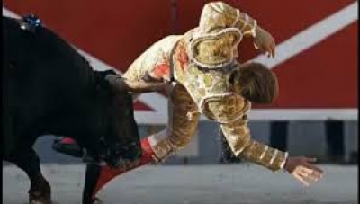 20-vjeçari matador ngrihet në ajër nga demi