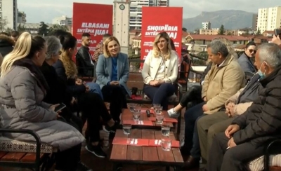 Kryemadhi prezanton Klaudia Krasnikën si kandidate në Elbasan: S’po luftojmë për deputetë që pasurohen vetë e ndryshojnë flamujt politikë
