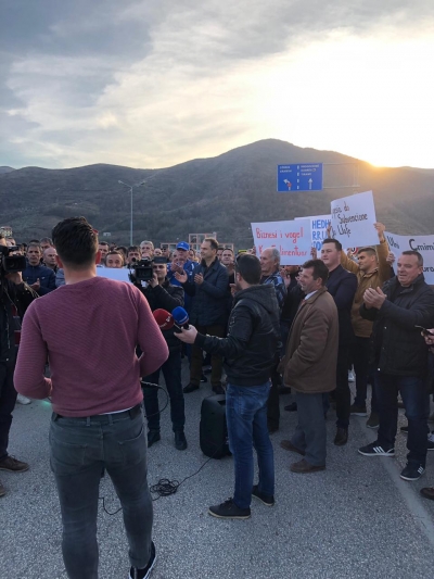 Shpërthen Elbasani, protestë masive kundër qeverisë