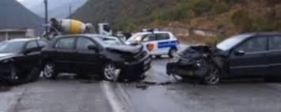 Përplasen makinat në Kukës, rëndë dy persona