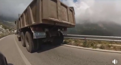 Video-Skandali/ Kamionë të ushtrisë hedhin inerte në Llogara