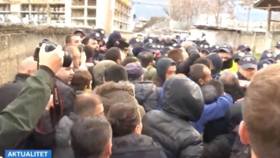 Fadromat tek 5 Maji: Tensione të forta dhe revoltë e dhjetëra familjeve përballë kordonit policor
