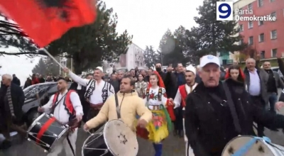 Nga Saranda në Tropojë për 24 orë, Basha mbyll turin me entuziazëm, bastioni i djathtë e pret me tupane e valle