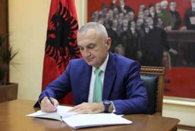 Koronavirusi/ Meta dekreton shpalljen e ligjit për pajisjet mjekësore
