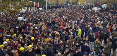 Vijon rrethimi i studentëve, të vendosur në qëndresë