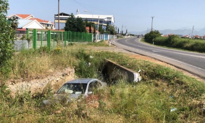 VIDEO/ Makina e drejtuar nga 15 vjeçari me 120 km/h përfundon në kanal