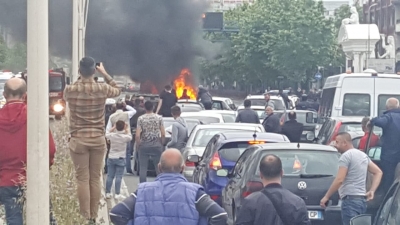 FOTOLAJM/ Tiranë, digjet makina tek dogana