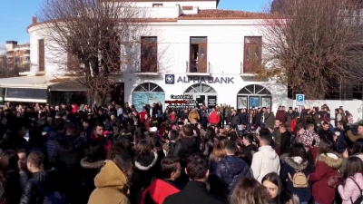 Nis revolta në Korçë, studentë dhe gjimnazistë drejt hyrjes së qytetit