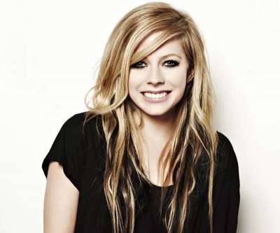Avril Lavigne i rikthehet muzikës, por fansat vazhdojnë të mendojnë se ka vdekur