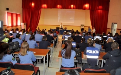 Policët e Akademisë ngrihen në protestë, shkak përgjysmimi i pagave