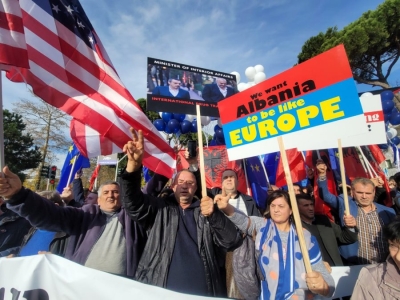 Interesi i lartë/ &#039;Zëri i Amerikës&#039; transmeton live protestën e opozitës