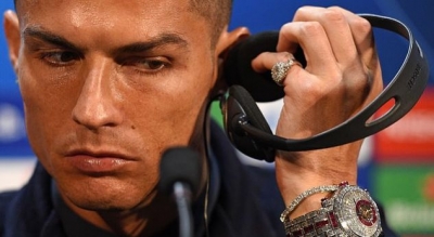 Ronaldo në Manchester, tregon orën dy milionëshe prej diamanti