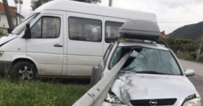 Aksidenti i frikshëm në Elbasan, barriera hyn në makinë