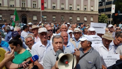 Minatorët protestë te kryeministria: Do futemi në grevë urie!