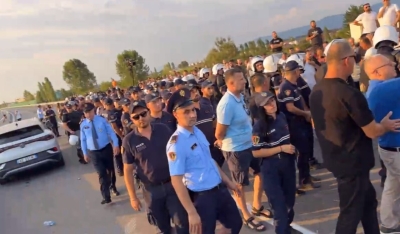 Protesta për aksin Thumanë-Kashar/ Policia hedh gazlotjesllës, dëmotohen qytetarët