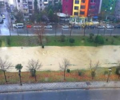 Reshjet shiut përmbytin Tiranën, Lana gati të dalë nga shtrati