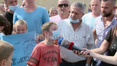 “Po na plasin mushkëritë”, protestë në Laprakë kundër fabrikës së tullave, përlot vogëlushi